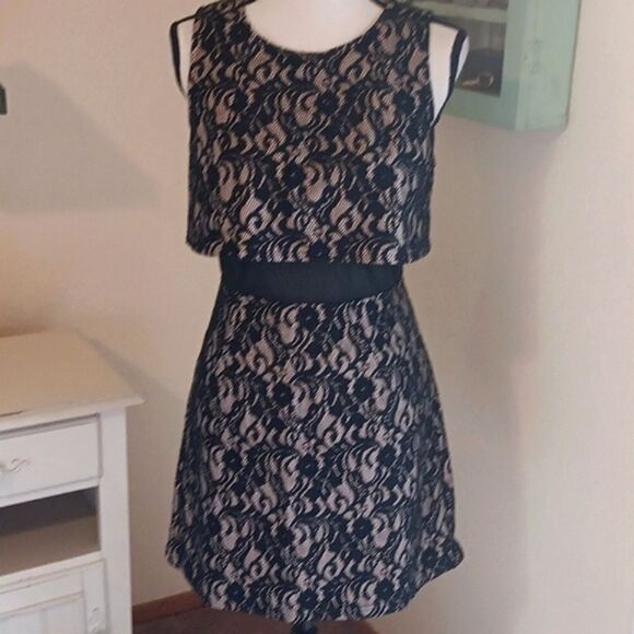 Forever 21 Lace and Sheer Dress - Picture 1 of 10